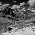 Wandern im Anblick des Matterhorns