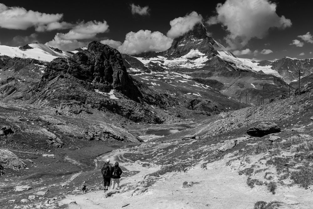 Wandern im Anblick des Matterhorns