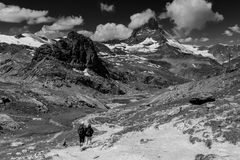 Wandern im Anblick des Matterhorns