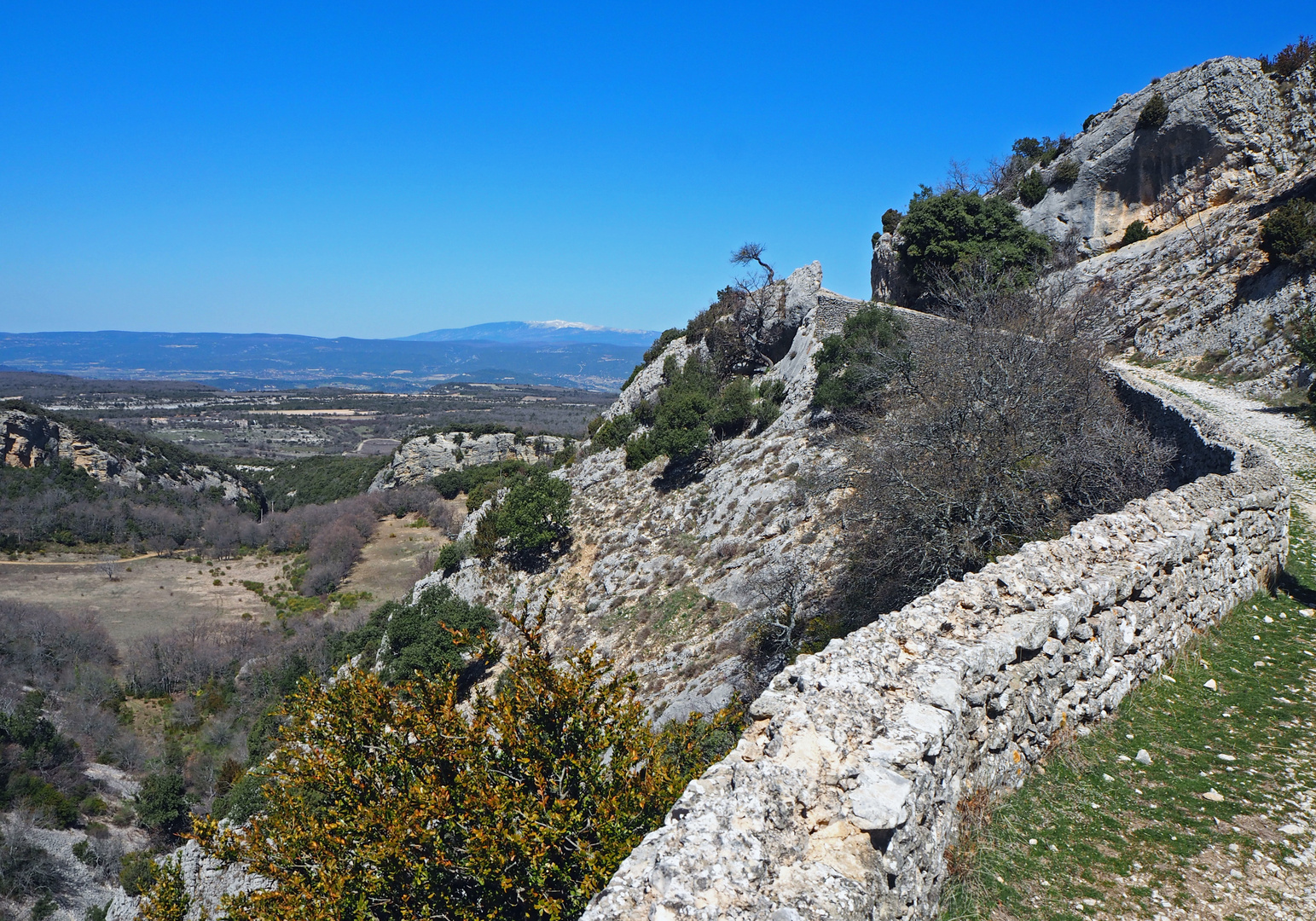 Wandern im Luberon auf alten Eselspfaden