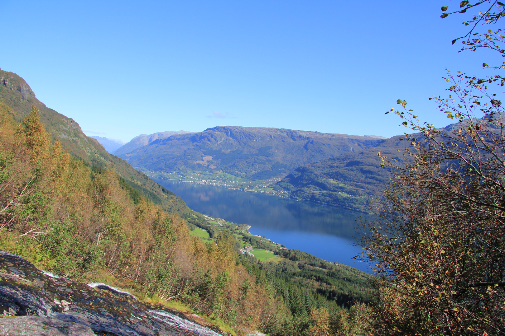 Wandern in Norwegen mit Blick auf den Fjord