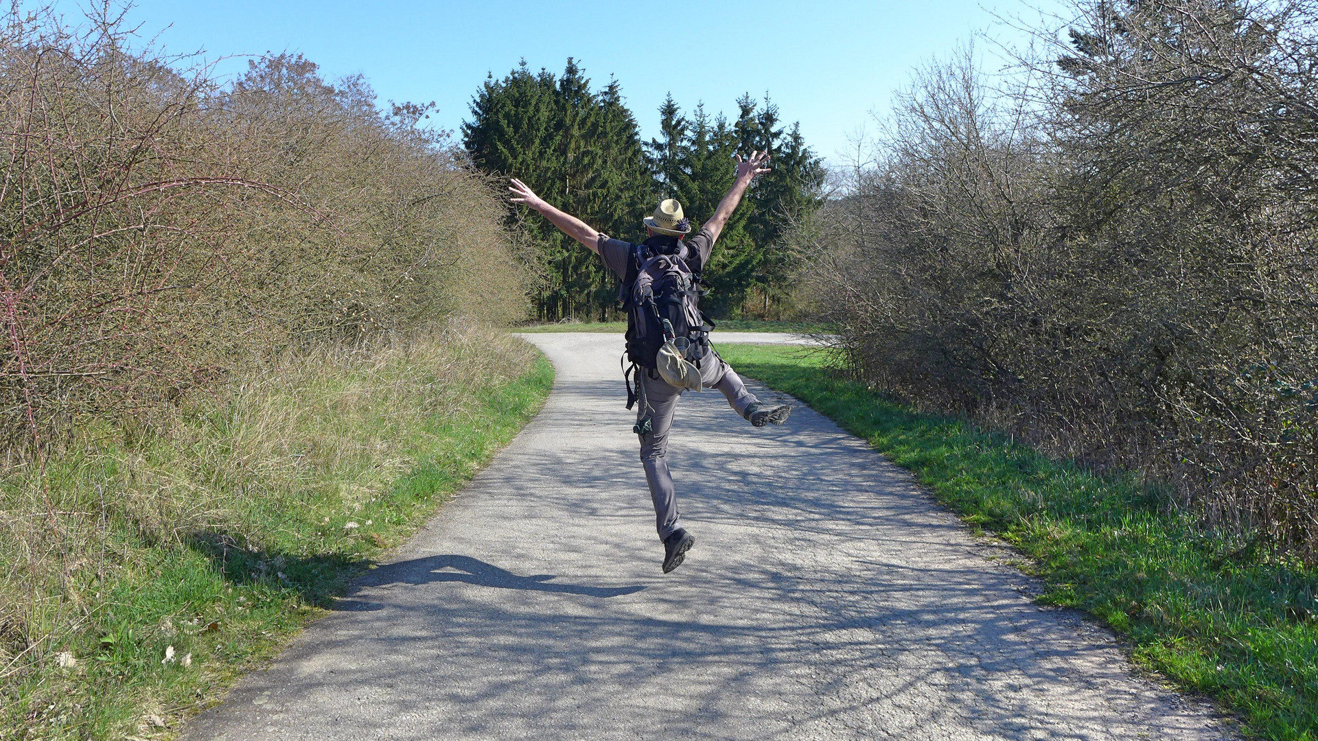 Wandersmann auf Jumptour im Hunsrück