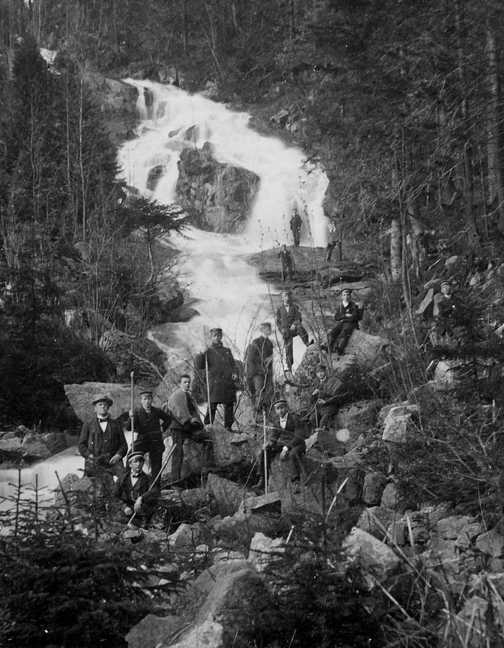 Wanderung am Wasserfall - um 1905...
