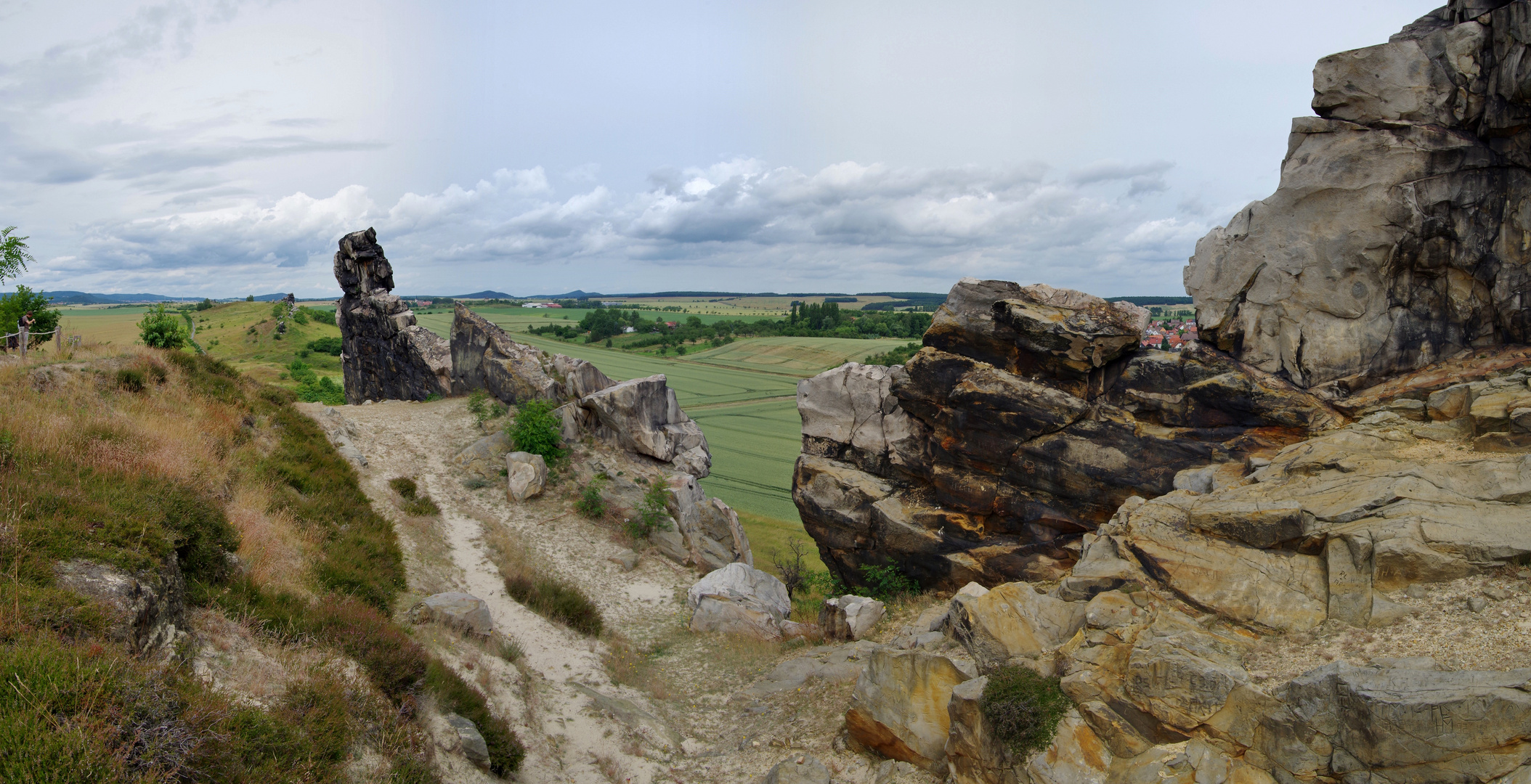 Wanderweg an der Naturmerkwürdigkeit Teufelsmauer bei Weddersleben