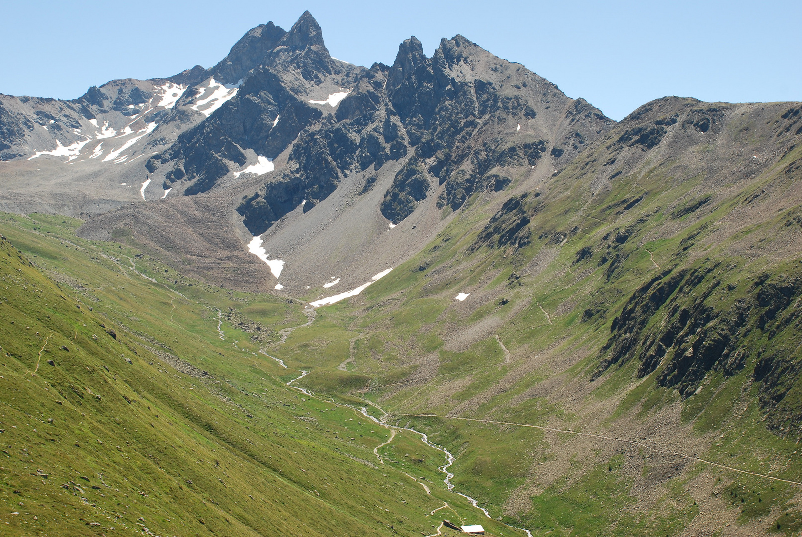 Wanderweg durch Bergwildnis zu der Hütte von Giovanni Segantini