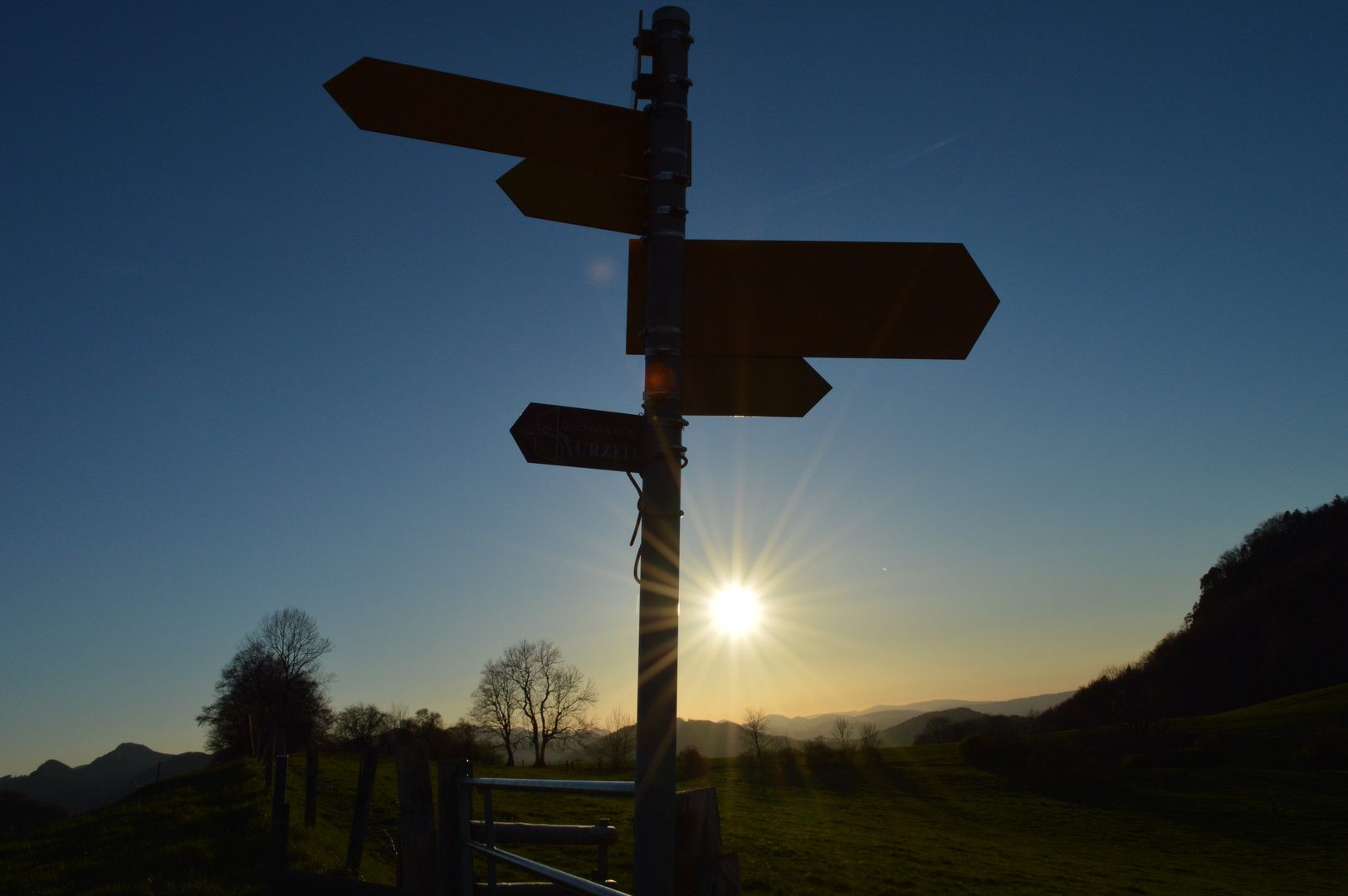 Wanderweg im Abendlicht