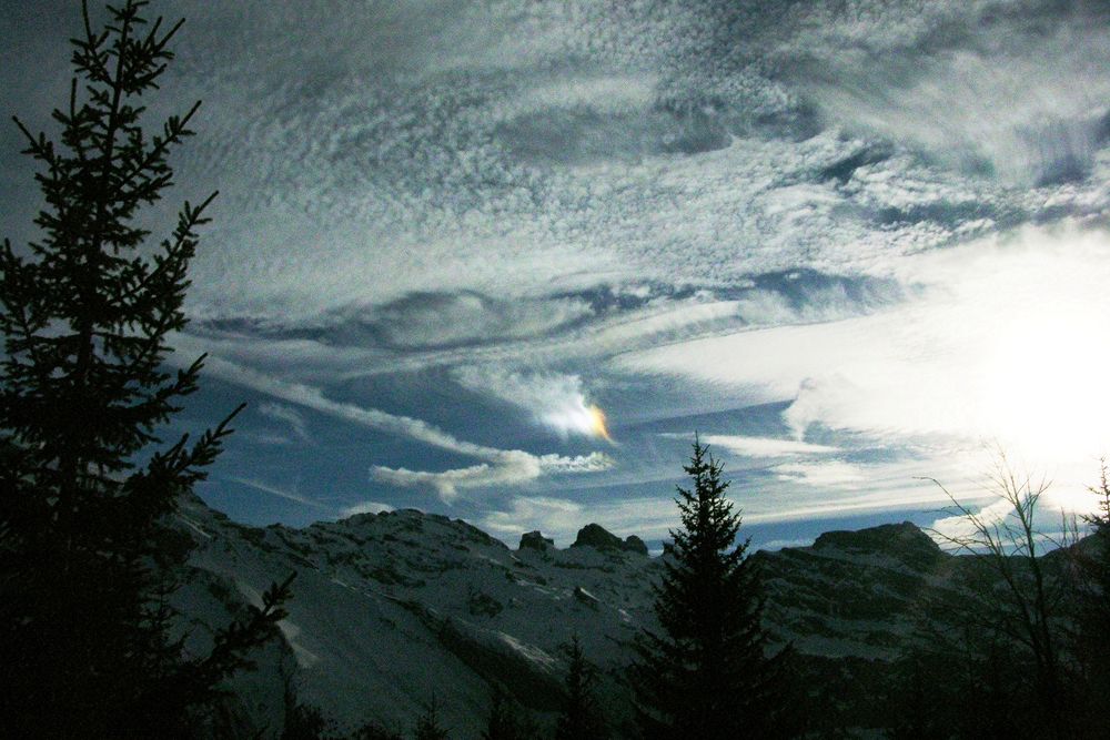 Wanderweg in den Alpen bei Engelberg zur Nacht.