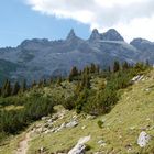 Wanderweg zur Lindauer Hütte, im Hintergrund die Drei Türme