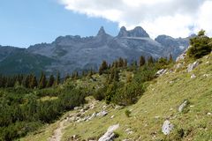 Wanderweg zur Lindauer Hütte, im Hintergrund die Drei Türme