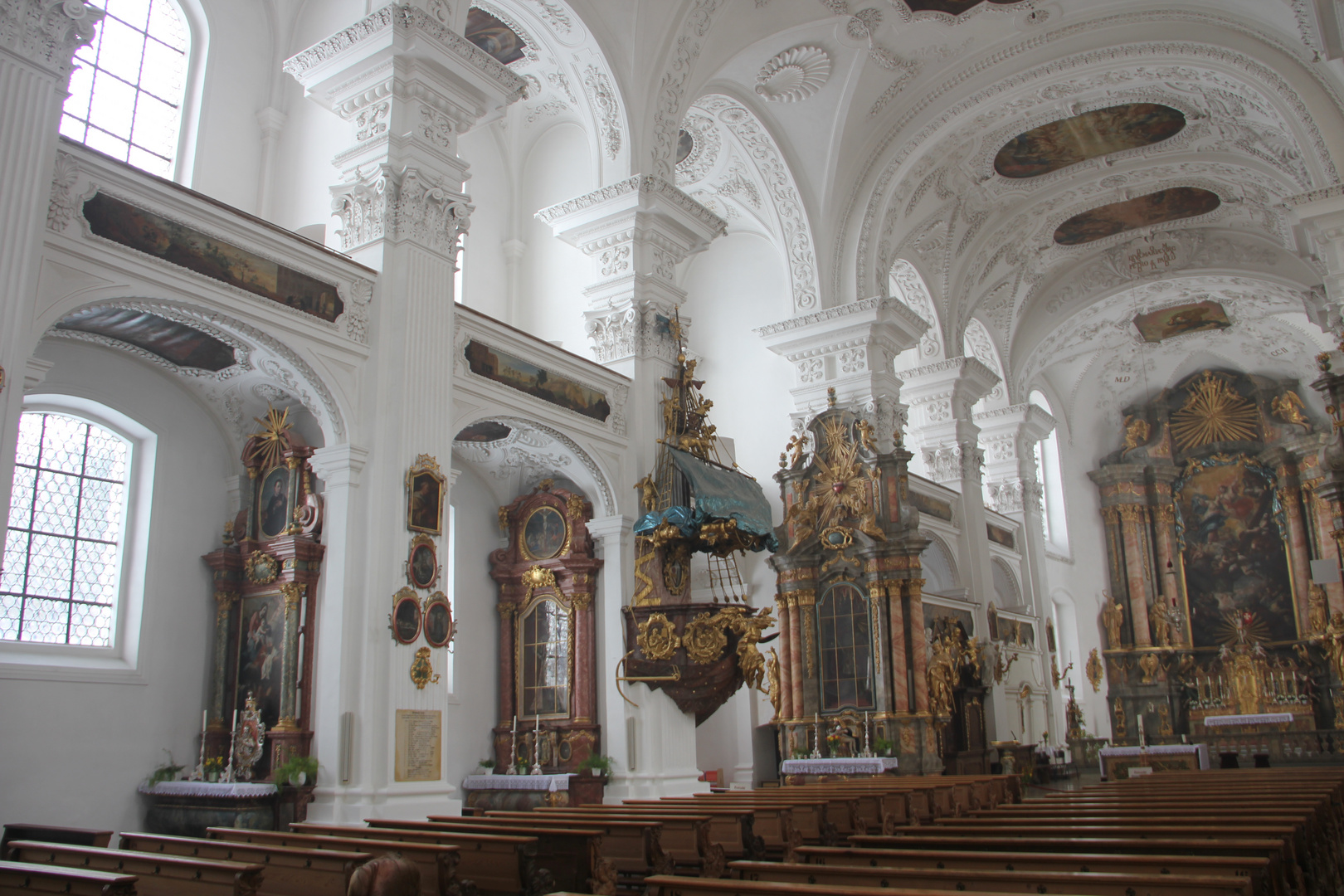 Wandpfeiler in der Klosterkirche Irsee