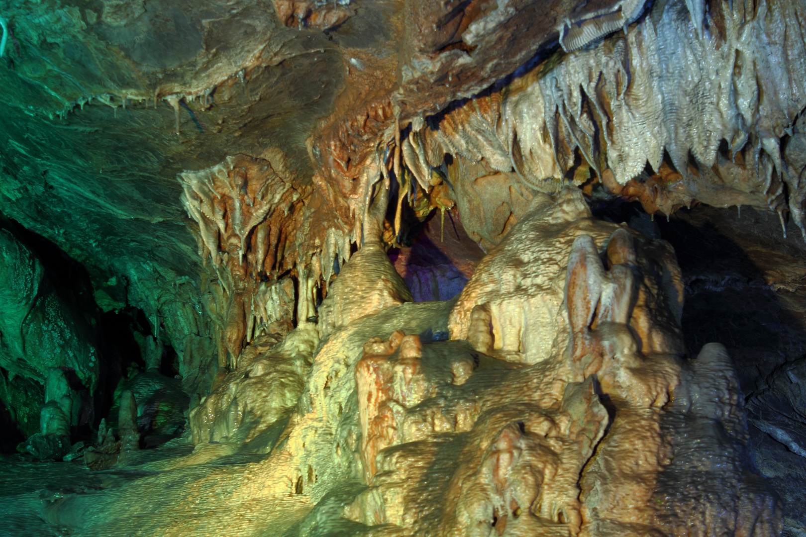 Wandstrukturen in der Tropfsteinhöhle