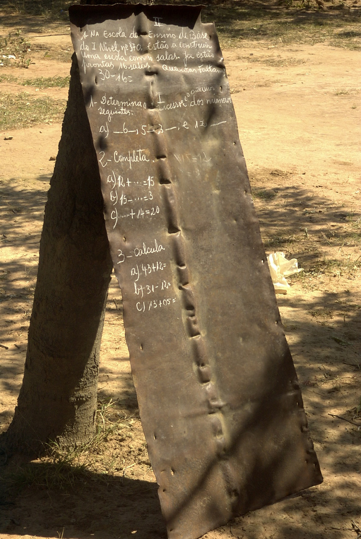 Wandtafel im angolanischen Busch