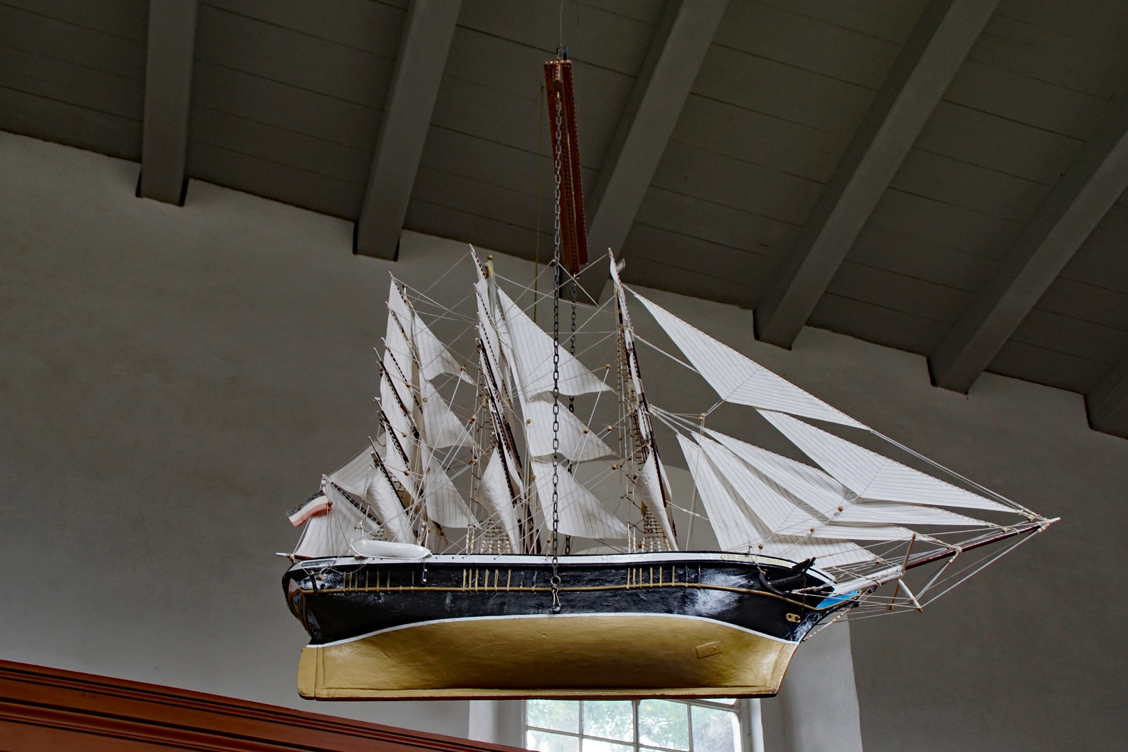 Wangerland - Segelschiff in der Kirche Werdum