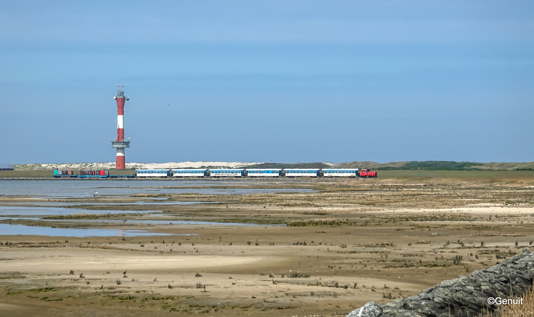 Wangerooger Inselbahn auf dem Weg durchs Watt