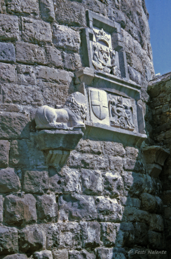 Wappen am Turm der Burg Naratzia in Kos