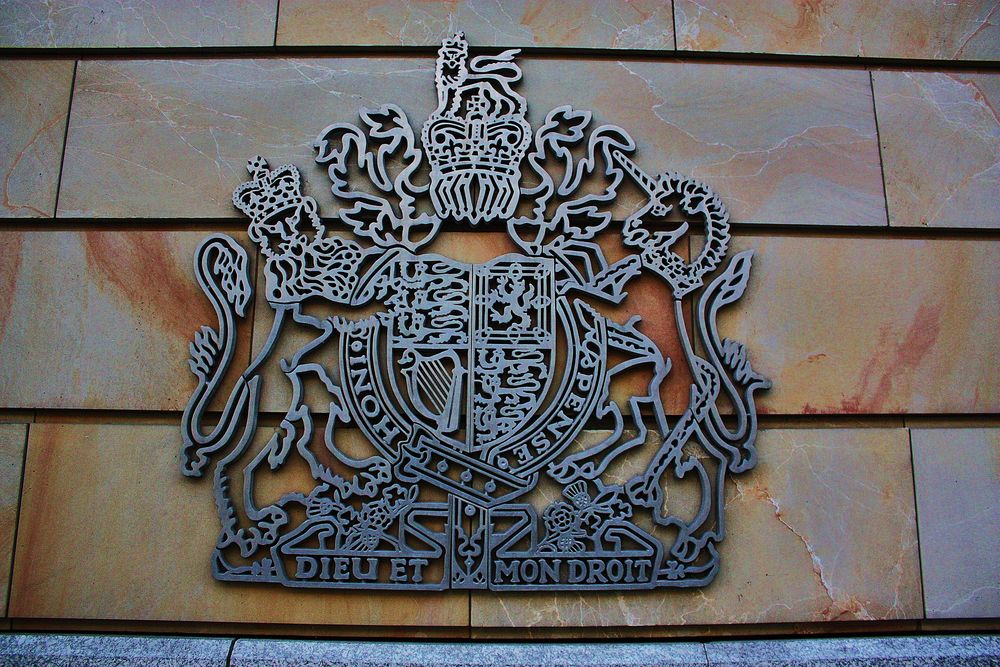 Wappen an der Britischen Botschaft  in Berlin