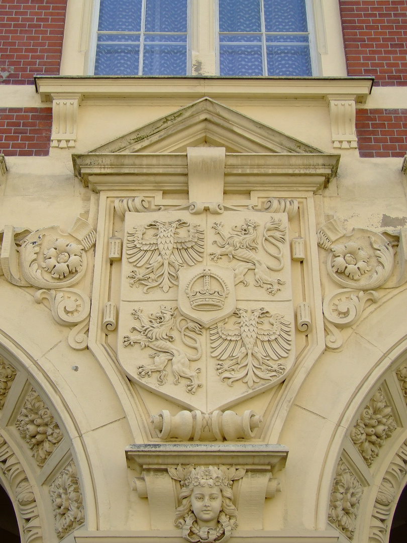 Wappen an einer Schule in Görlitz