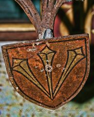 Wappen aus Metal im Kölner Dom