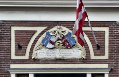 Wappen und Flagge zeigen