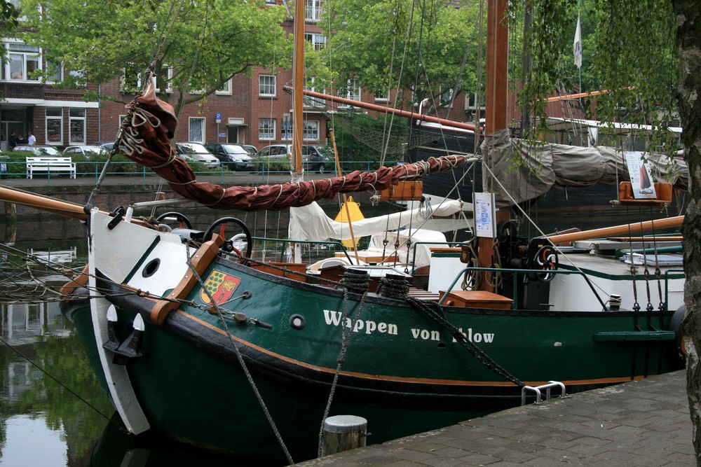 "Wappen von Ihlow" im Emdener Hafen