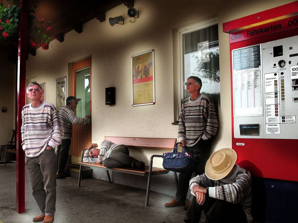 War am Bahnhof,für Düsseldorf Karten kaufen.GESCHLOSSEN!(Tut mir leid,Farbe vergessen!) von Franz Schmied