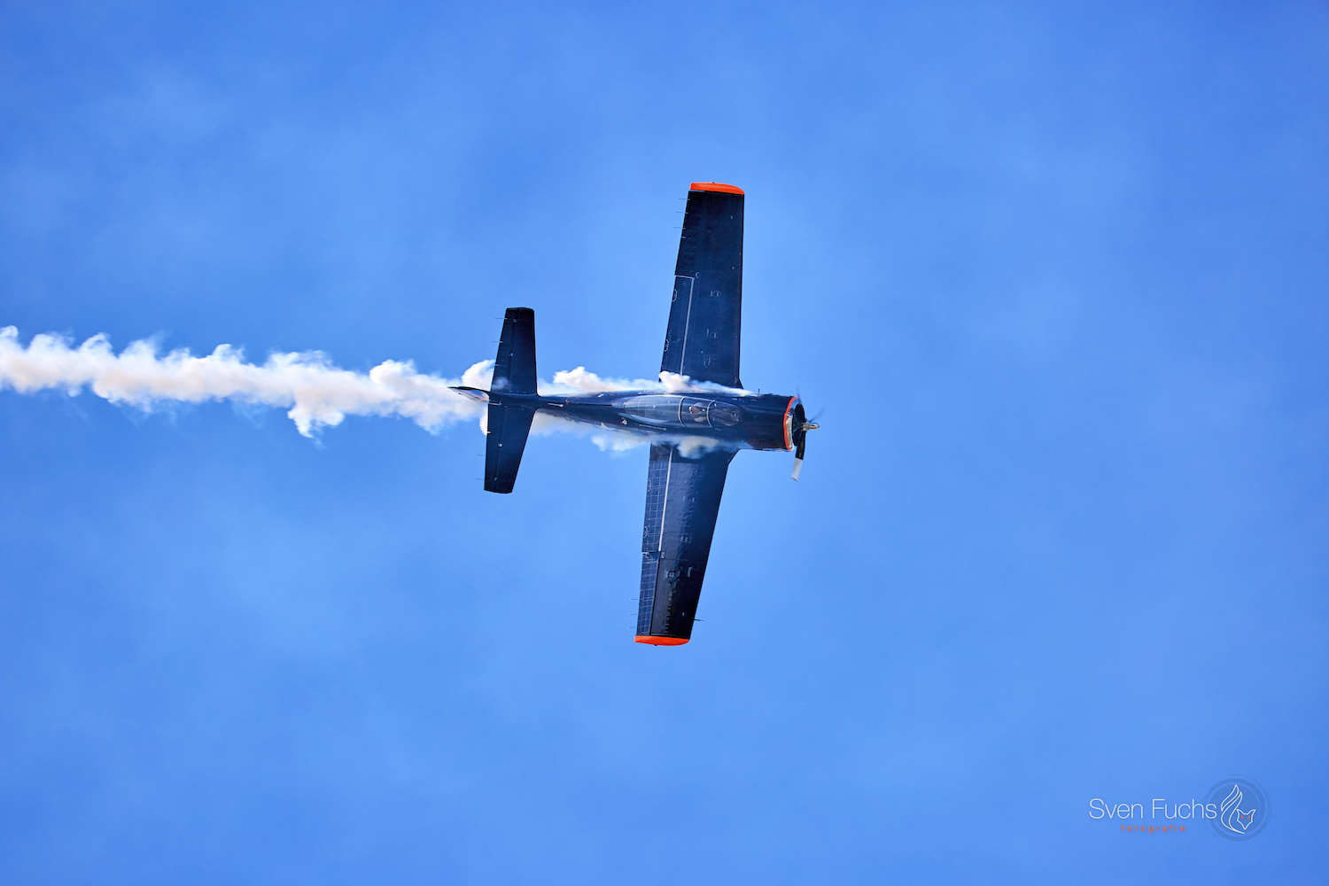 Warbird beim Kunstflug am blauen Himmel