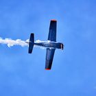 Warbird beim Kunstflug am blauen Himmel