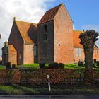 Warftkirche von Critzum (Rheiderland) an der unteren Ems mit freistehendem schiefen Turm