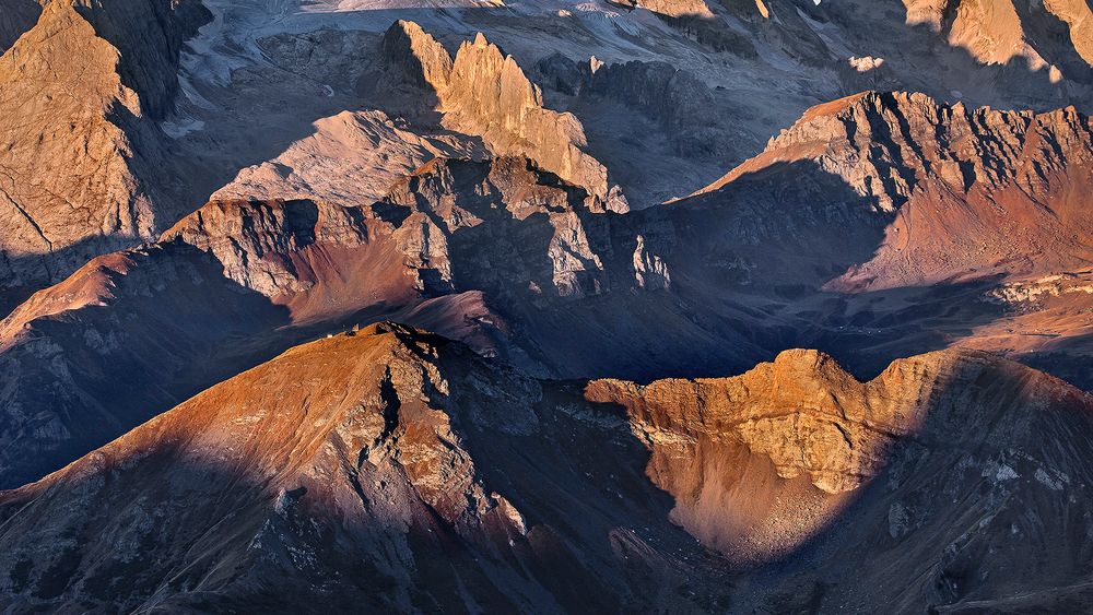 WARME LICHTSPIELE am Fuße der Marmolada