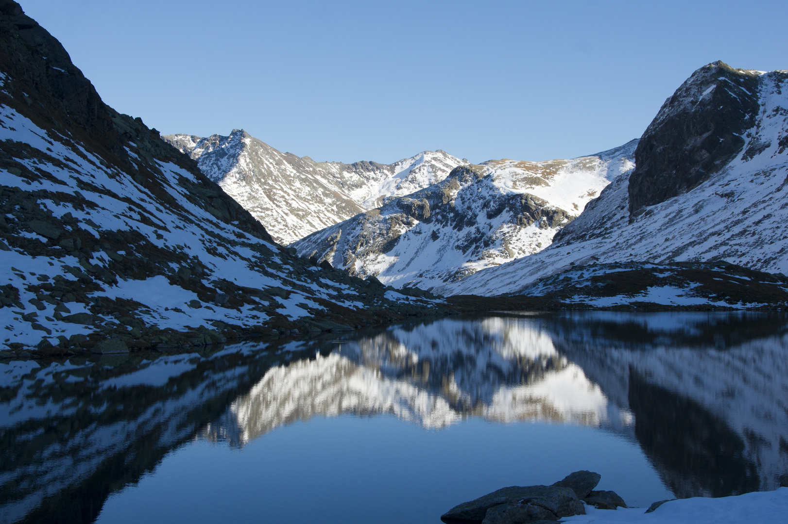 Warme Spiegelung im kalten Bergsee