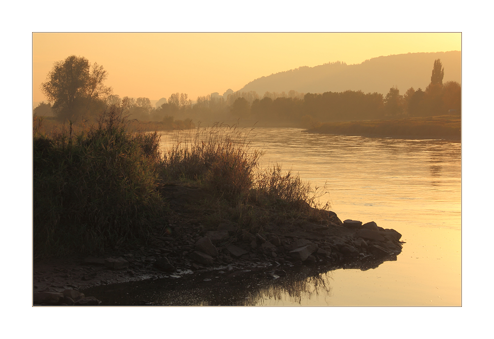 ...warmer Farbausklang eines Herbsttages an der Weser...