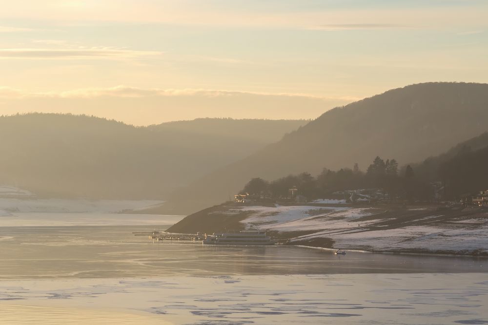 Warmes Abendlicht auf dem eisigen See