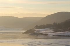 Warmes Abendlicht auf dem eisigen See