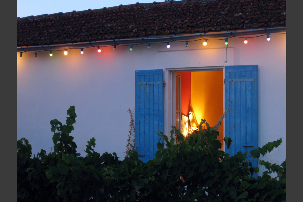 Warmes Licht an typischem Oléron-Haus