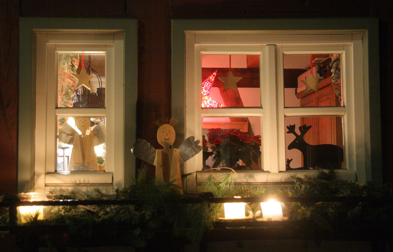 Warmes Licht dringt auf die Strasse