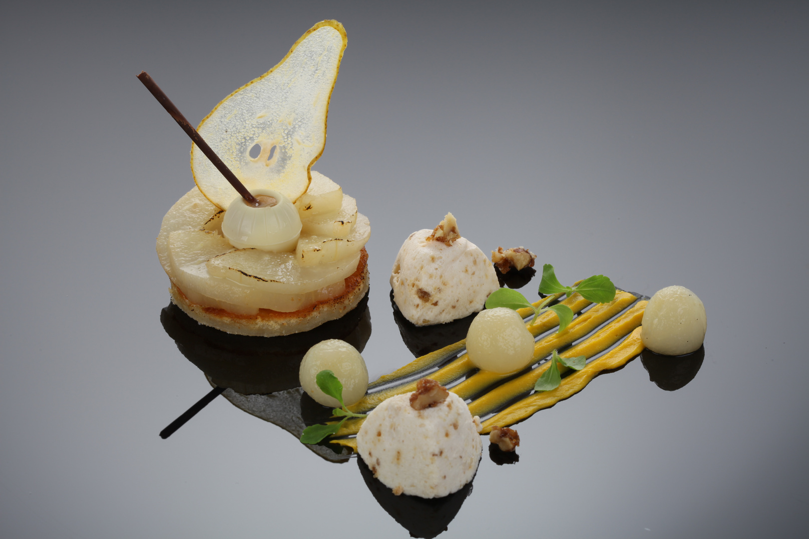 Warmes Tartelette von der Williams Birne, Ingwer-Walnuss Parfait