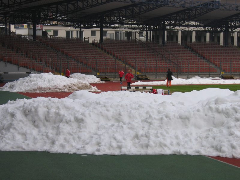 Warmlaufen im verschneiten Gugl-Stadion in Linz
