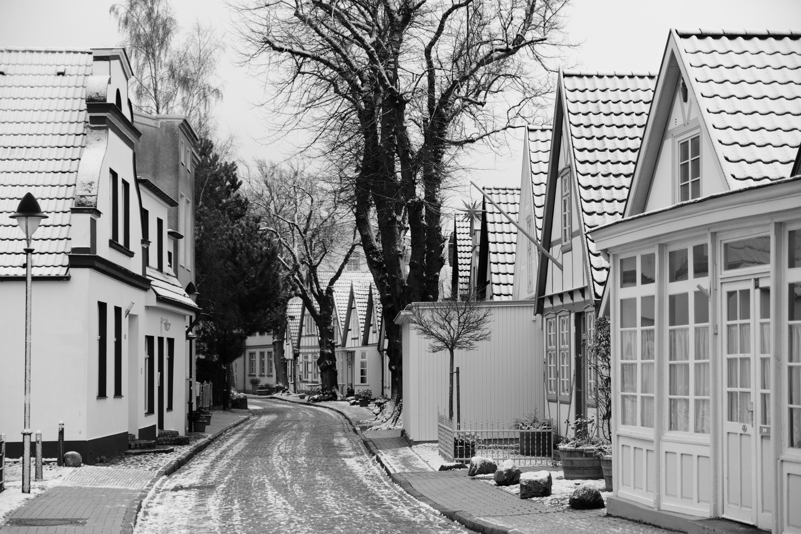 Warnemünde Alexandrinenstraße - snowy sombre winter morning