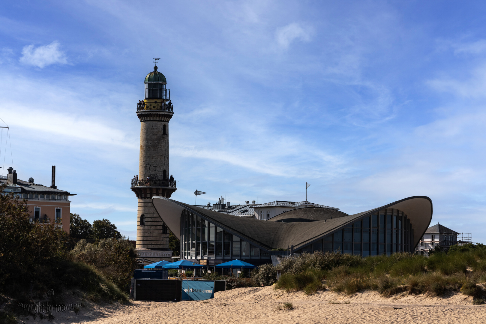 Warnemünde - alter Leuchtturm und "Teepott"