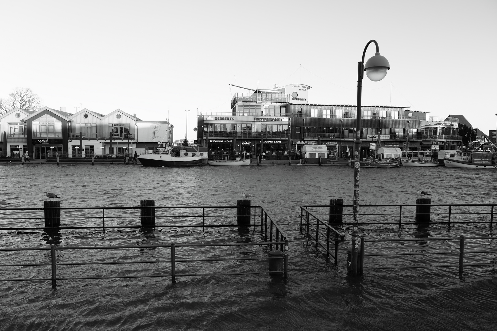 Warnemünde - Am Strom - "Land unter"!