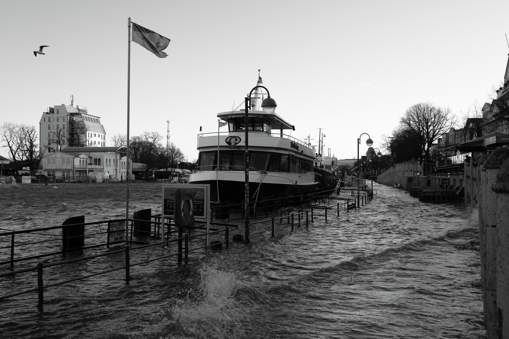 Warnemünde - Am Strom - "Land unter"!