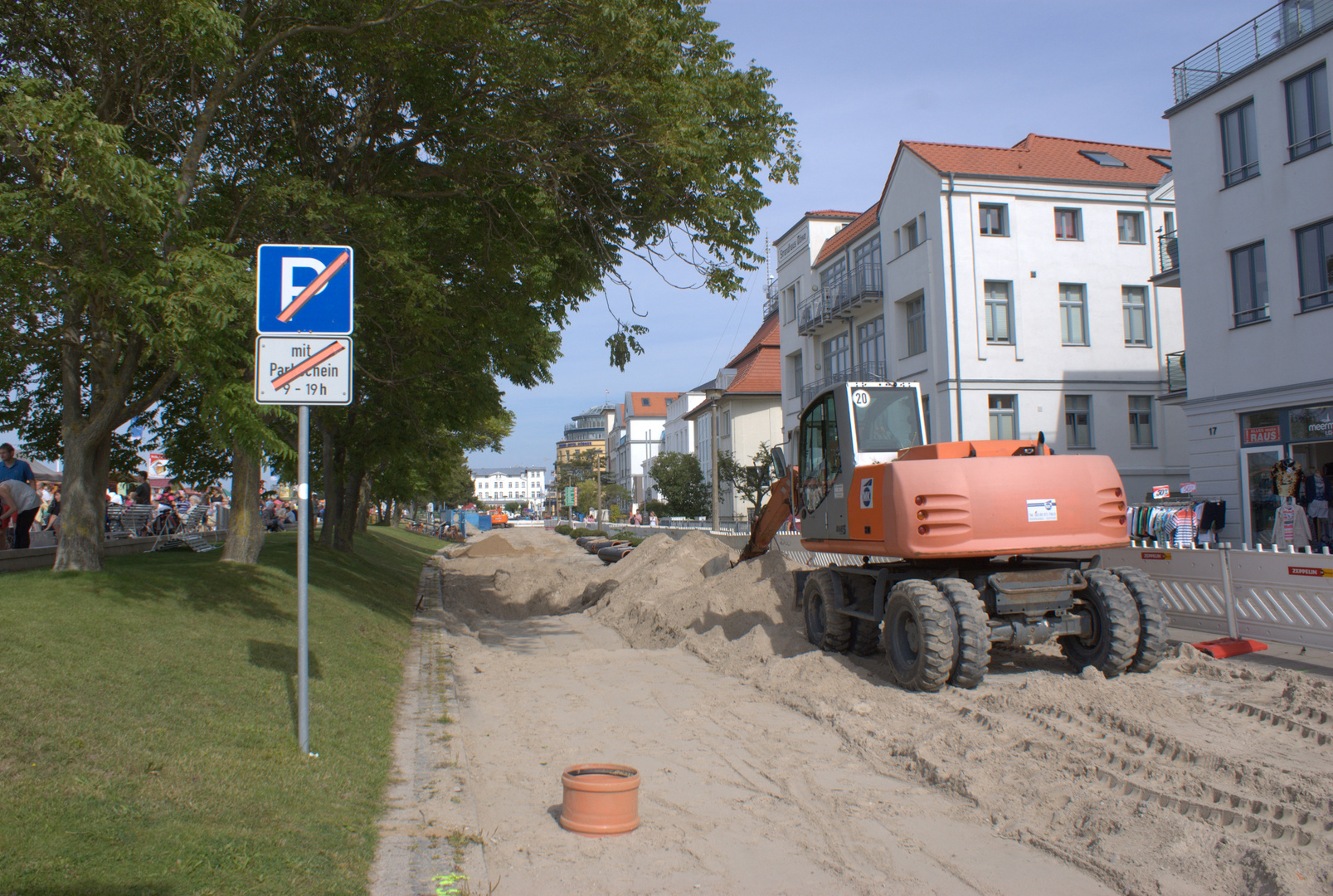 Warnemünde: Bauarbeiten direkt am Strand, während der Hauptsaison