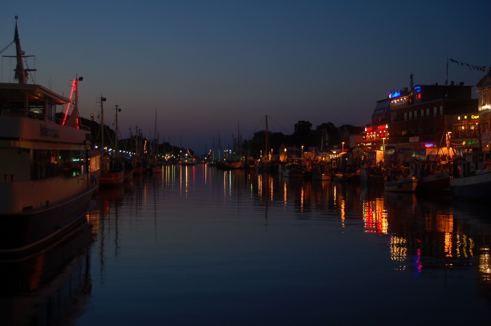 Warnemünde bei Nacht.