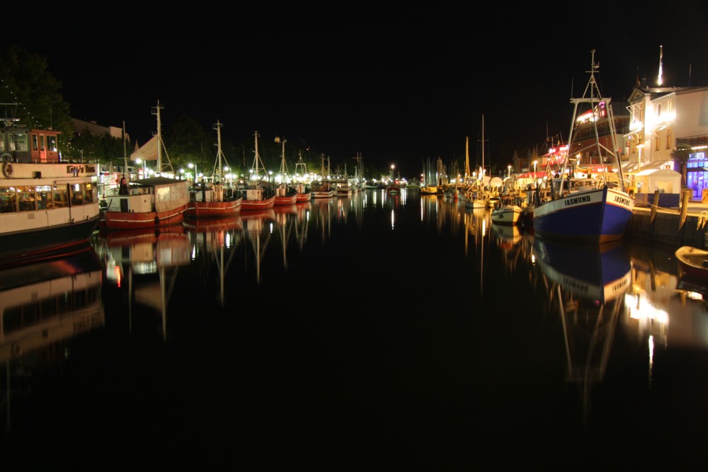 Warnemünde bei Nacht