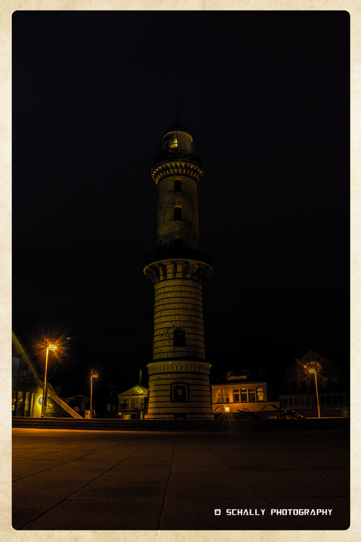 Warnemünde bei Nacht