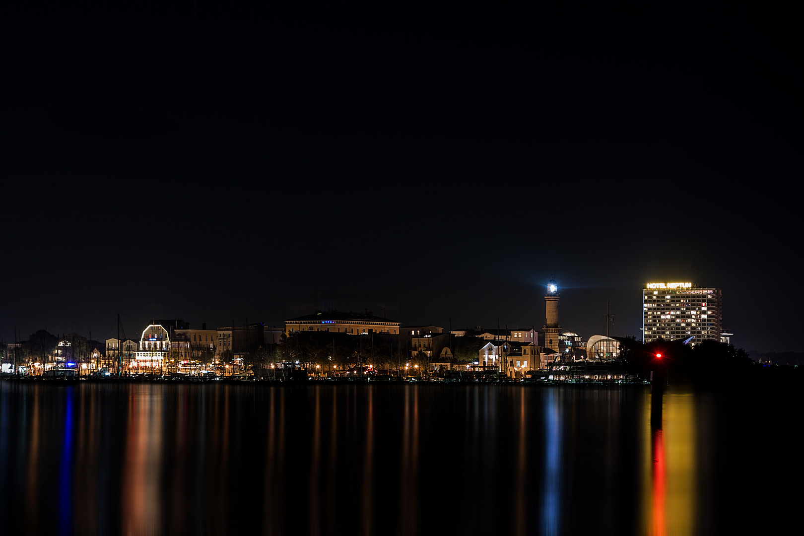 Warnemünde bei Nacht