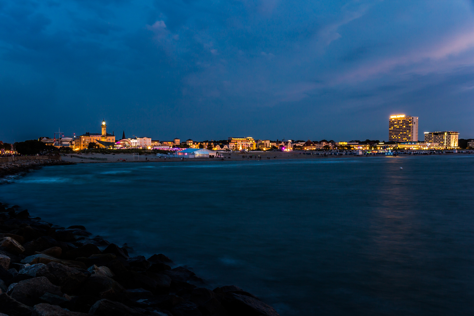 _Warnemünde bei Nacht  - Thementag Blauer Montag