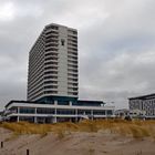 Warnemünde bei starkem Wind mit Neptun Hotel und aja Resort