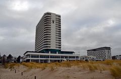 Warnemünde bei starkem Wind mit Neptun Hotel und aja Resort