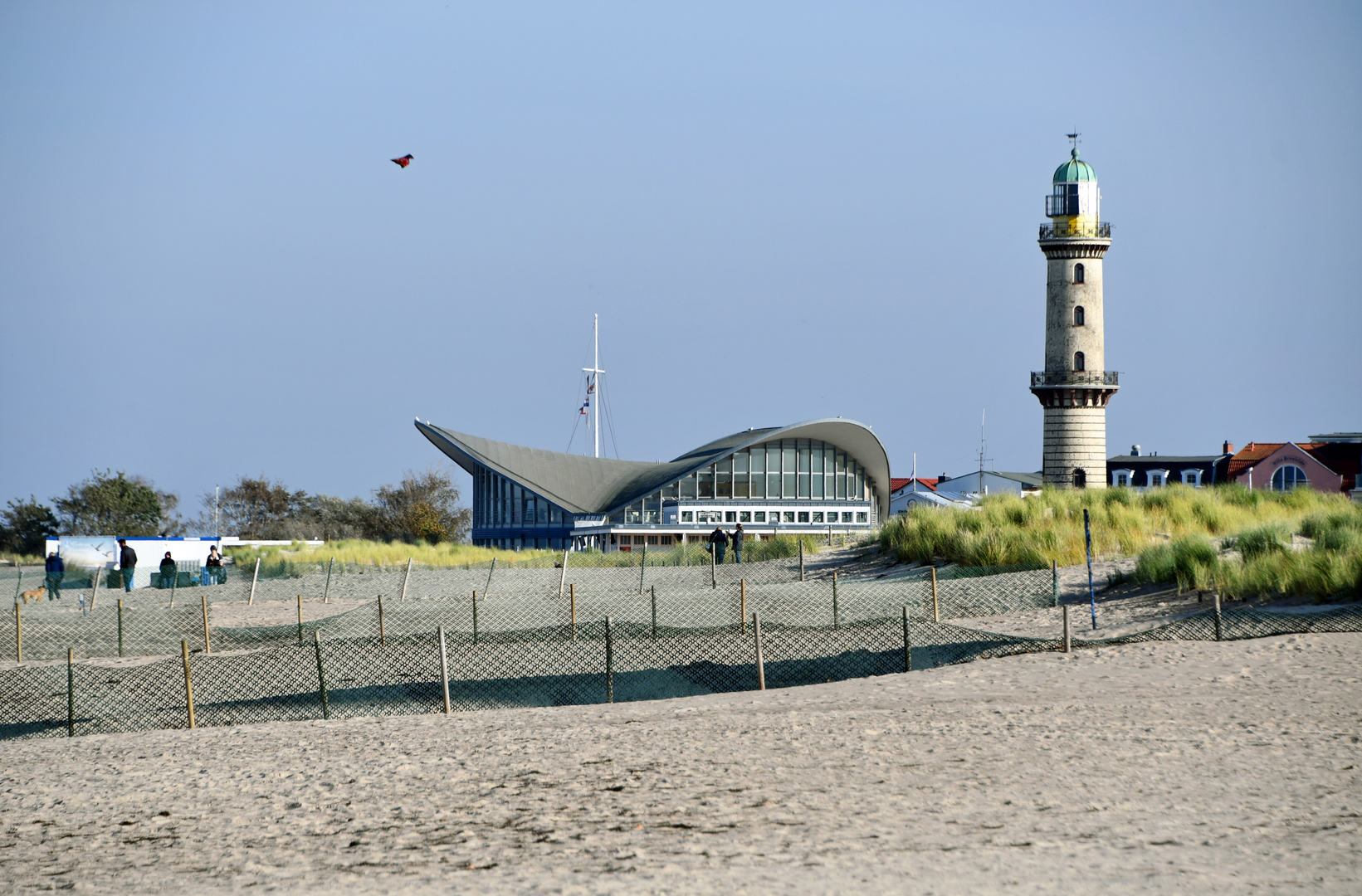 Warnemünde, Blick auf Leuchtturm und Teepott